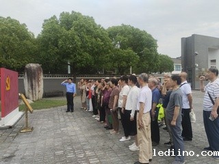 离退休各党支部赴渡江战役总前委...